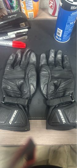 Dainese Leather Carbon Fiber knuckles riding gloves. LIke New size Large.