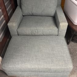 1 1/2 ArmChair With Ottoman (no Stains No Tears )