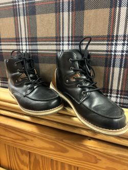 Magellan Boys Youth 5 Black/Brown Lace Up Insulated Ankle Boots.   Excellent Condition. Clean, well cared for. Ready for pickup or ship .📦   Black le