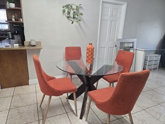BEAUTIFUL DINNING TABLE + 4 CHAIRS