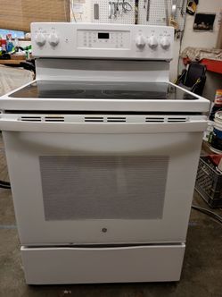 GE 30" White Electric Range - Air Fry & Convection - Excellent Shape!