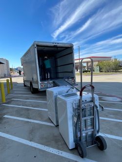 Box truck &2 movers ✅✅