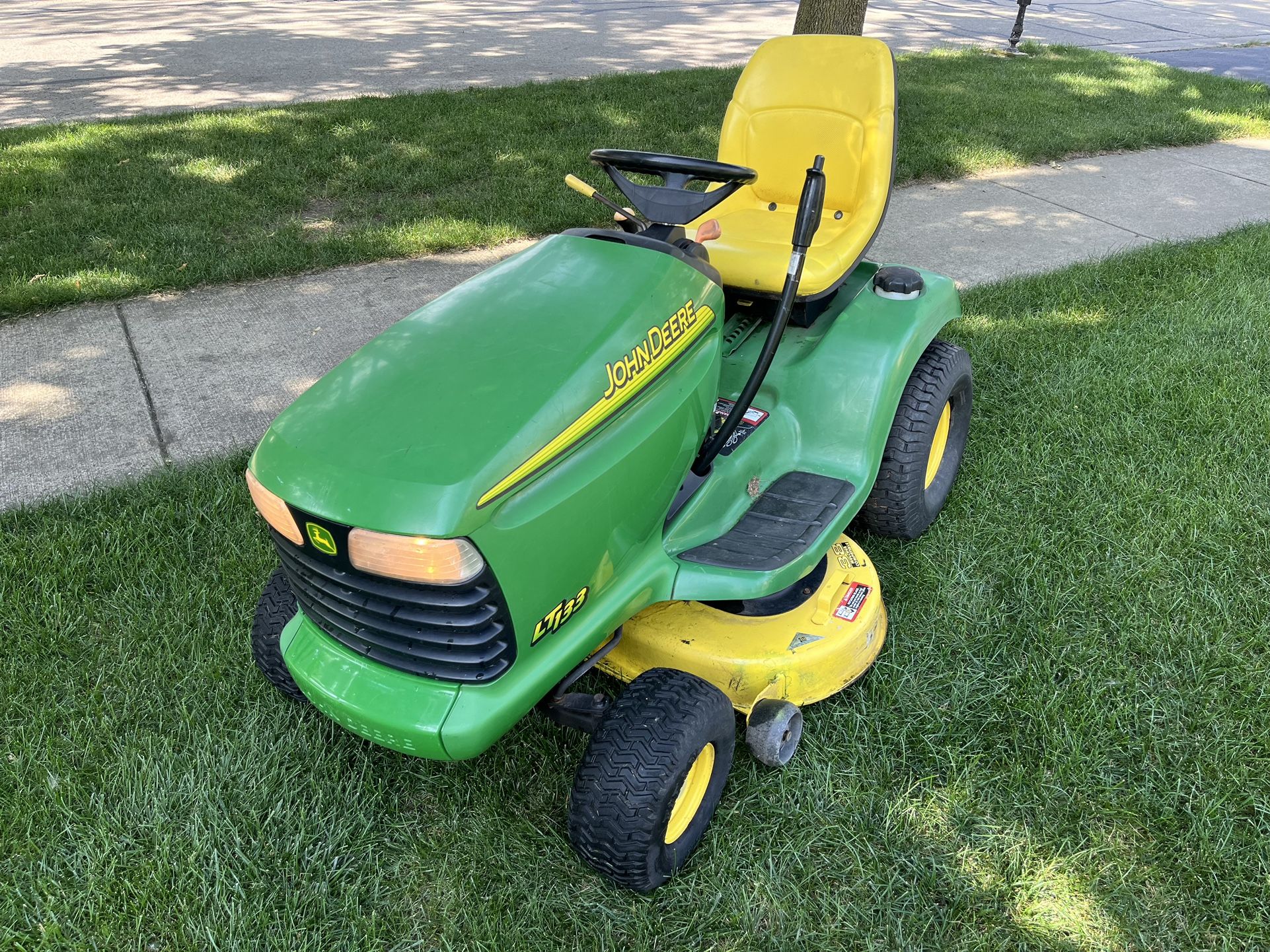 John Deere LT 133 Riding Lawn Mower 