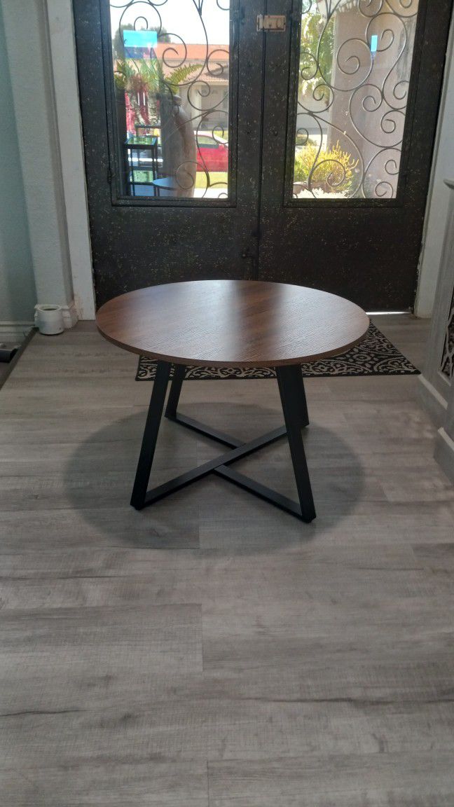 ROUND COCKTAIL TABLE 