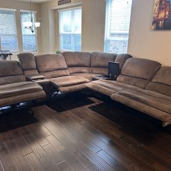 Couch : Electric Recliner With USB connections Like New
