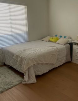 Queen size white comforter