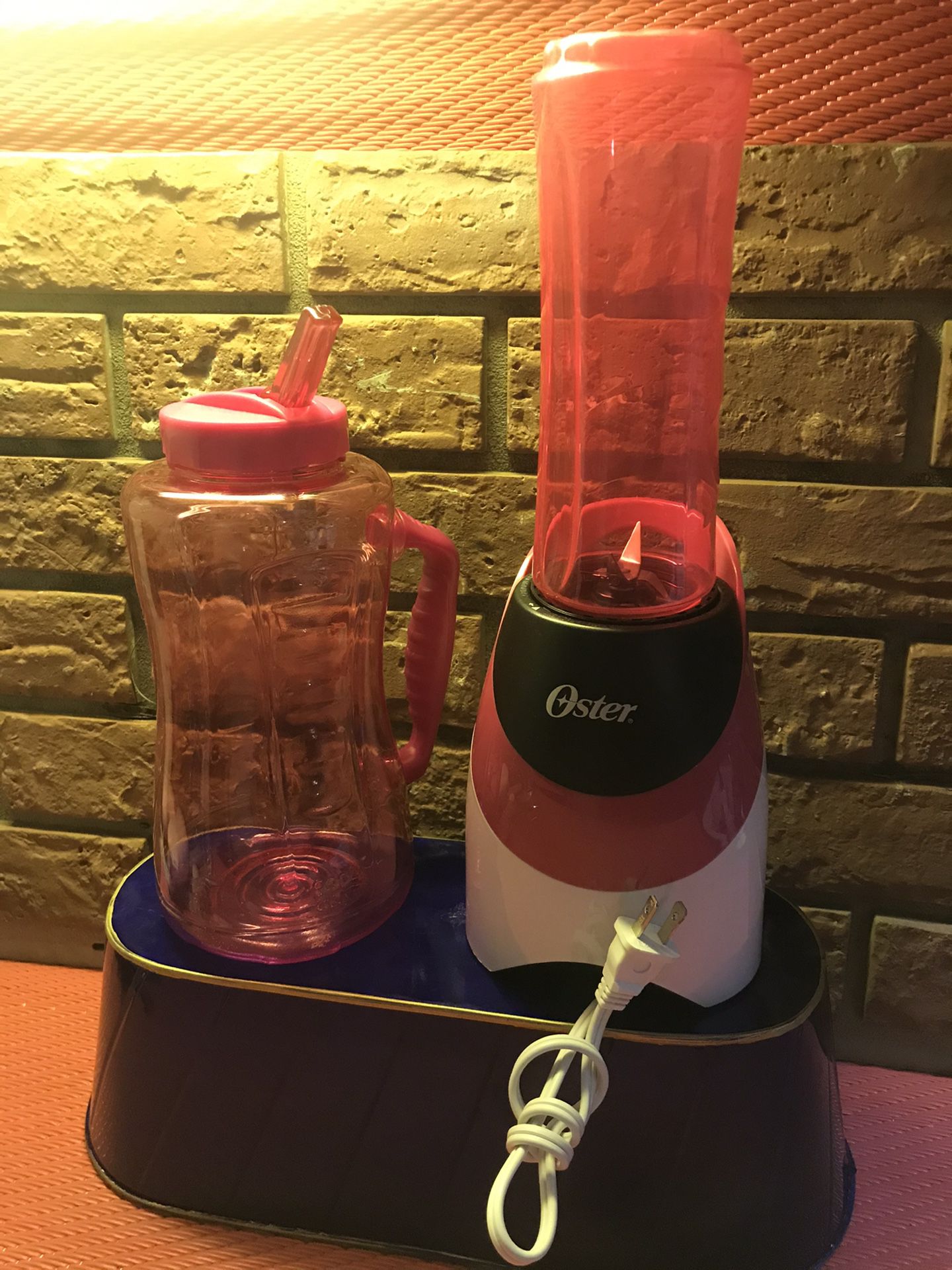 Oster Lender/Cool Gear water size bottle w/Straw! Fuchsia! New!