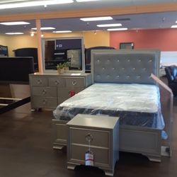 Bedroom Set Queen's Bedframe Dresser Mirror And Nightstand