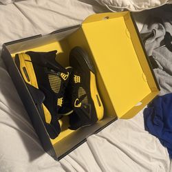 Jordan 4 thunders 9.5