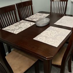 Dining Room Table. 6 Chairs With Leaf In The Middle 