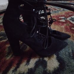 Pretty Black Laced Heels 👠 