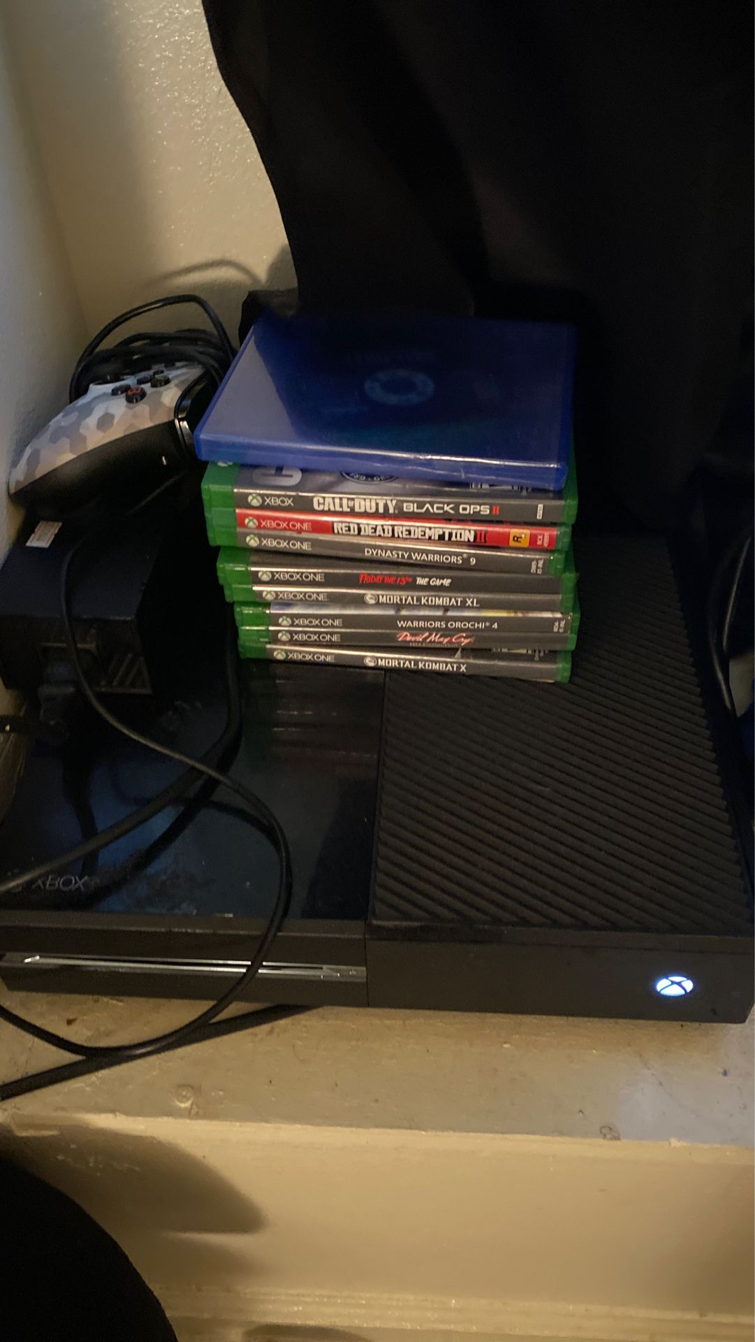 Xbox one for sale With 9 games and 8 game is downloaded