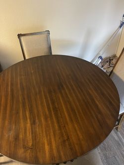 Round Dinner Table