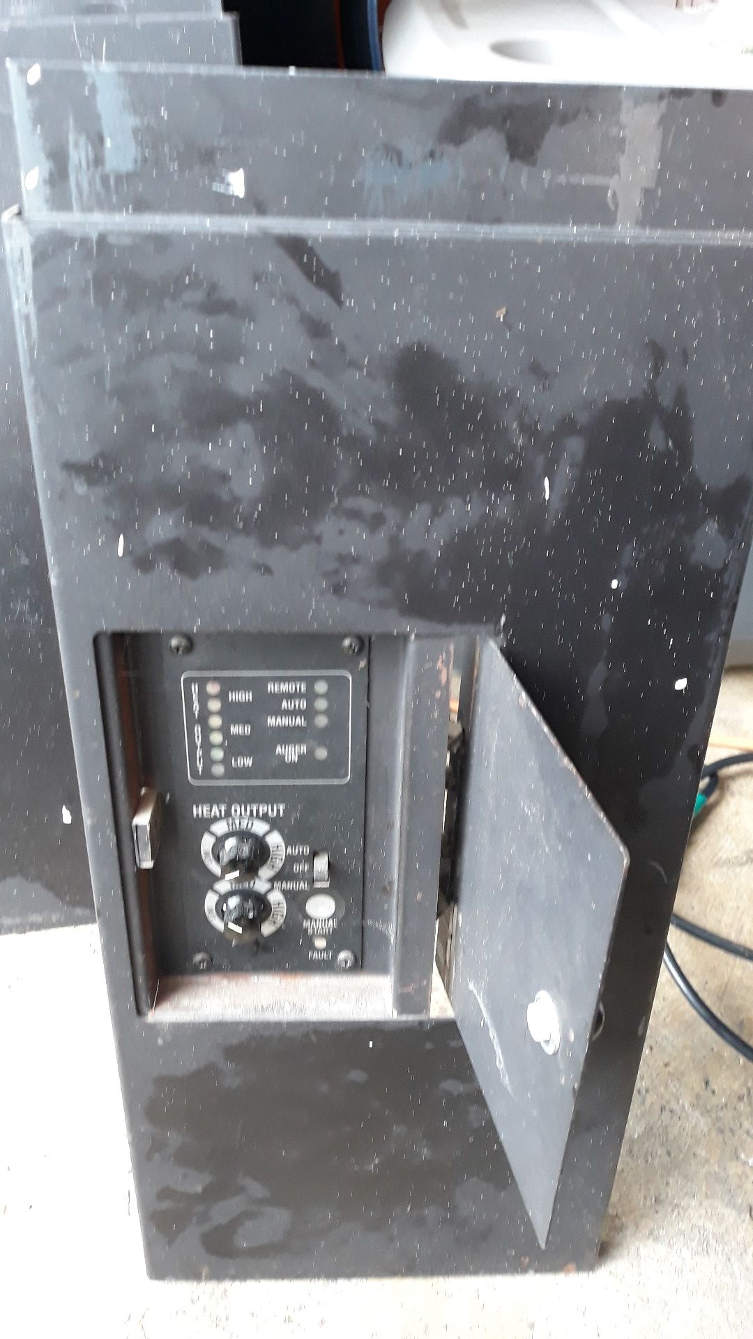 Pioneer Bay by Lopi Pellet Stove w/ 4 bags of pellets and Hopper for