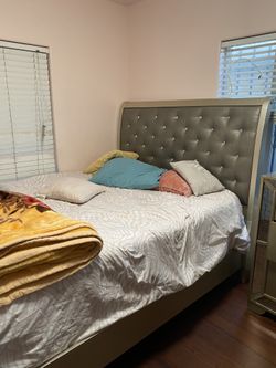 ‼️‼️‼️QUEEN BED + VANITY SET ‼️‼️‼️