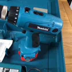 Like New 12 V makita Drill 