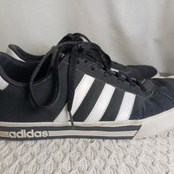 Men's Adidas Daily Team Black White classic Size 9 Sneakers Saude Stripes 