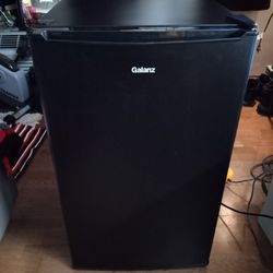 GALANZ 3.5 CU.FT HOUSE HOLD REFRIGERATOR.