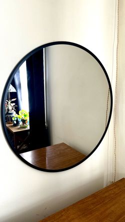 Emma and Oliver 24” Round Wall Mirror with Matte Black Iron Frame