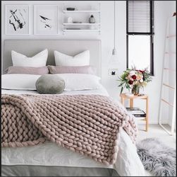 Casaluna Hand Knit Throw . New $90