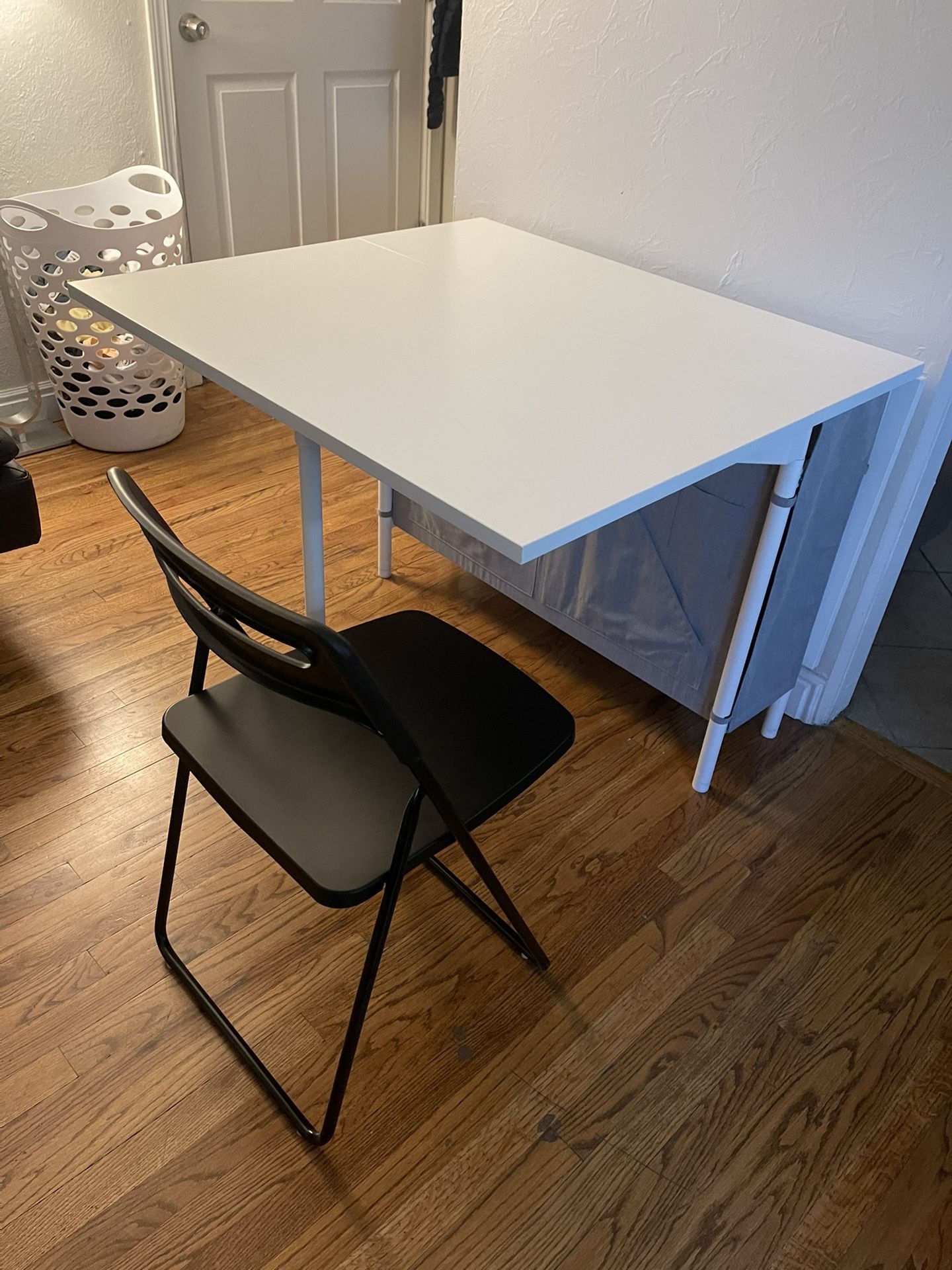 Modern Kitchen Table + 3 Folding Chairs – Great Condition