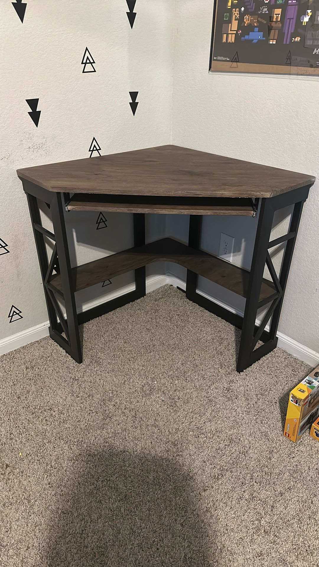 Corner Desk - Like new