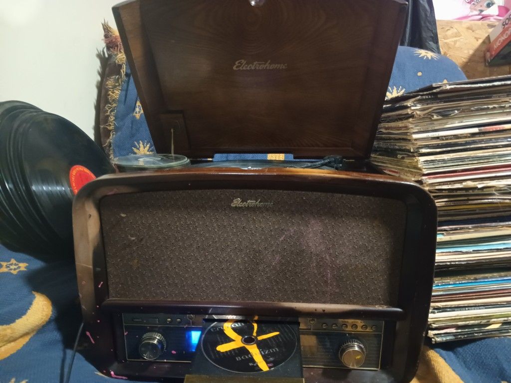 Record Player/CD Player/ Radio/USB/Aux Port