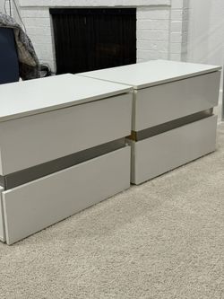 Set Of 2 White Nightstands