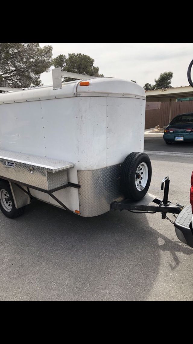 Cargo trailer enclosed