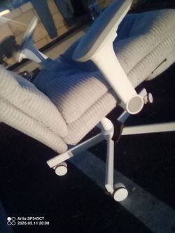 Homezeer ergonomic cross legged office chair new never used