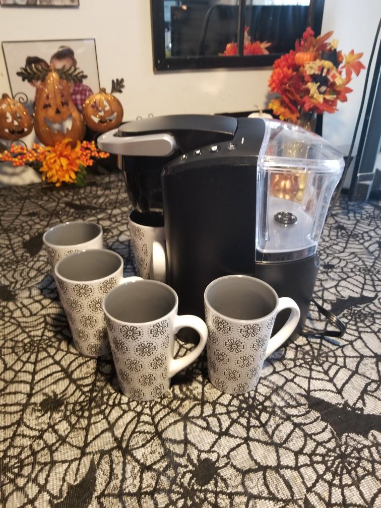 Keurig and 5 coffee cups!