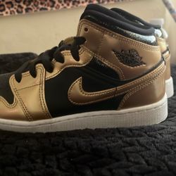 Jordan 1 Mid SE Metallic Gold Black 
