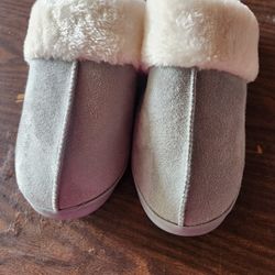 Size 9-10 Women Slippers 