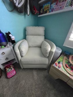 Used RADIUS - FLORENCE IVORY Powered By FreeMotion Power Cordless Swivel Glider Recliner
MRAD#812GSP