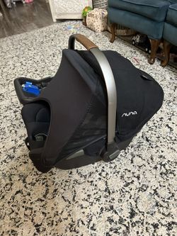 NUNA PIPPA BABY CAR SEAT WITH BASE