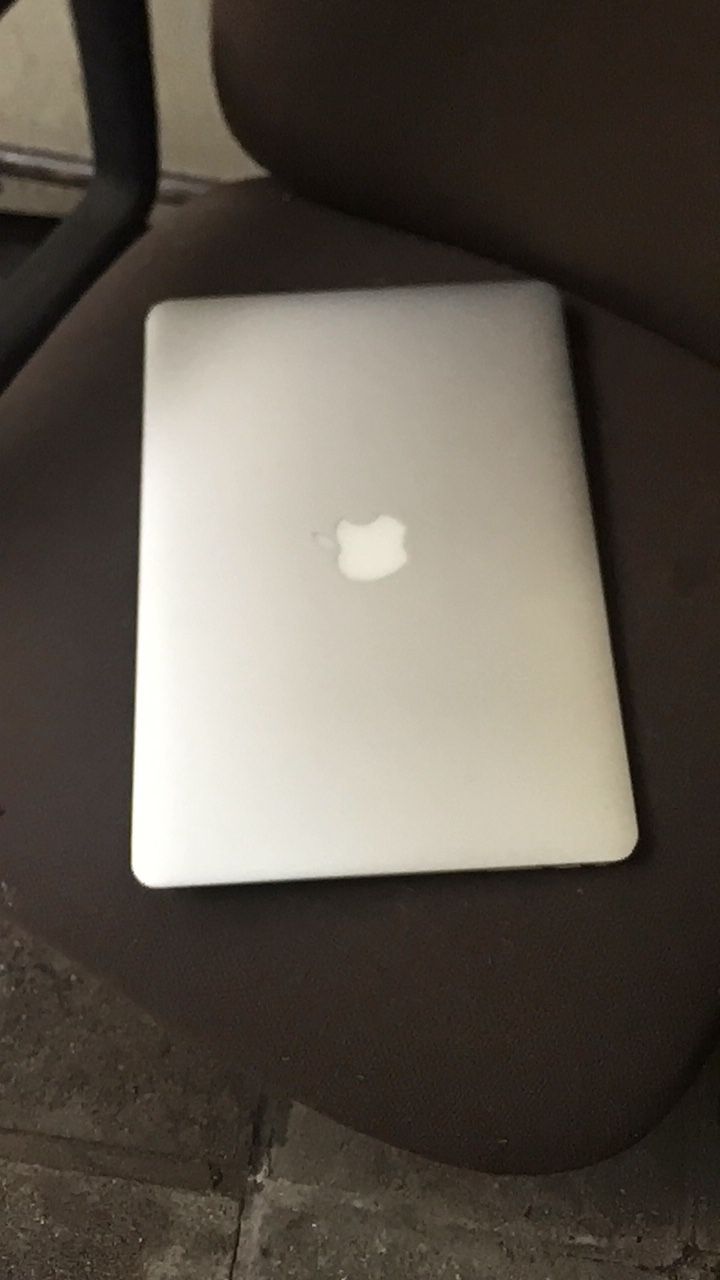 for Parts or Repair 2015 MacBook Air i5 Processor 128gb SSD 4gb Ram ( don’t turn on )