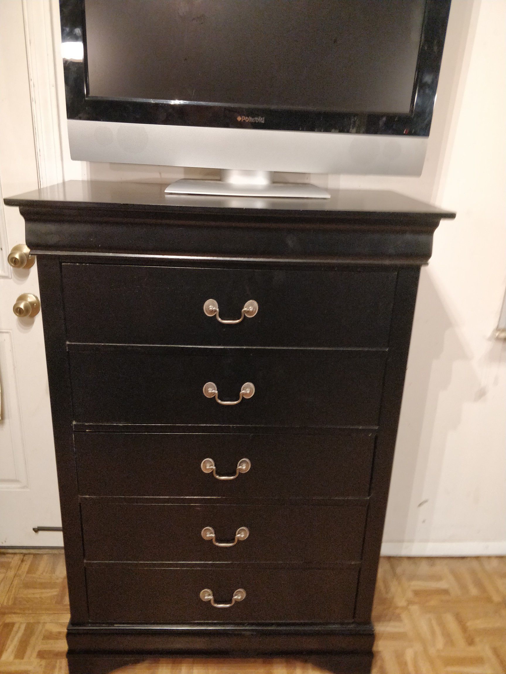 Like new black chest dresser in great condition, all drawers sliding smoothly, pet free smoke free. L33"*W17.8"*H48"