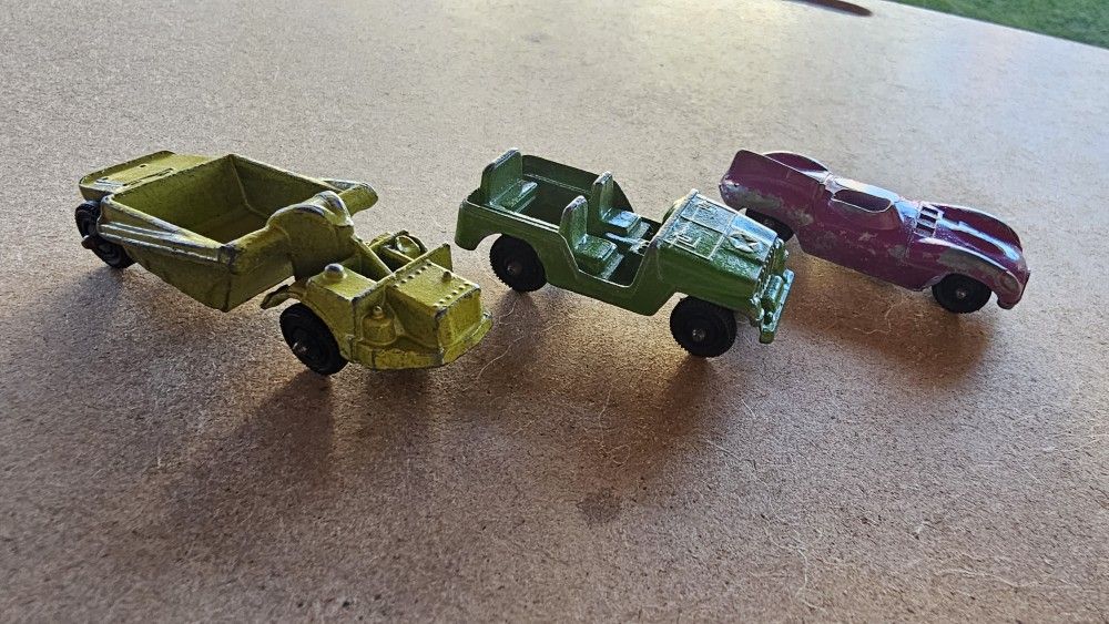 three vintage Tootsietoy die-cast vehicles 8$