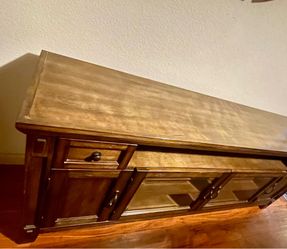 TV Stand/ Console/ Entertainment Center
