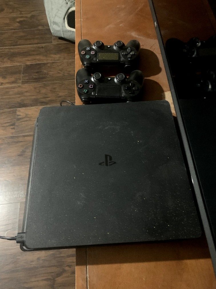 PS4 500gb 2 Controllers