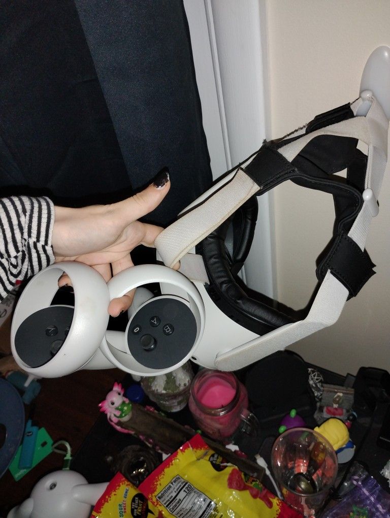 Meta Quest /Oculus 2 W/ Controllers And Upgraded Face Guard 