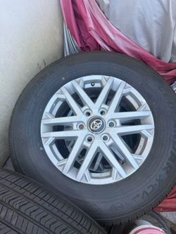 2025 Toyota Tundra OEM Wheels & Tires – Like New