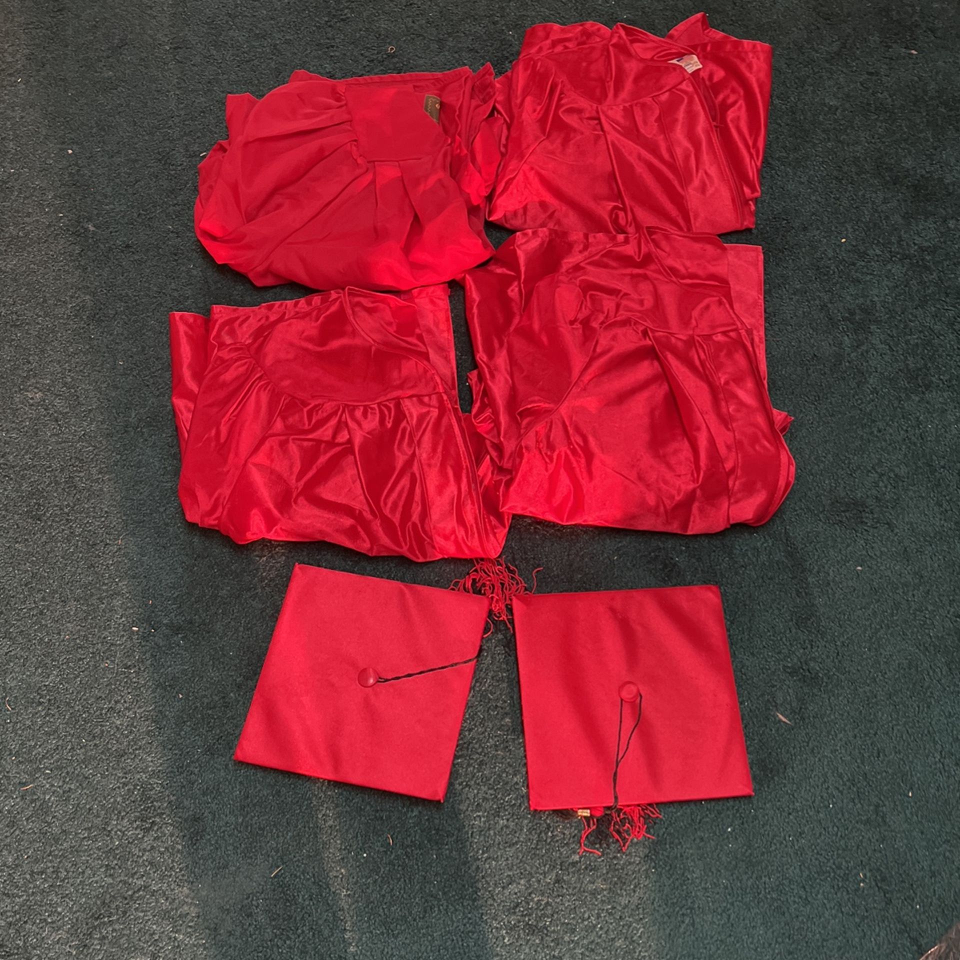 Cap And Gowns (4) Graduation Gowns 5’-5.2” And (2) Hats