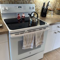 Beautiful Like New White GE Range Oven