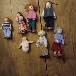 7 Wooden Doll House People