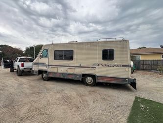 1986 Southwind ac dry inside 60k miles engine tight needs fresh batteries & old fuel removed