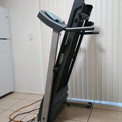 Weslo Cadence CT 5.8 Treadmill - Works Great / Folding Design