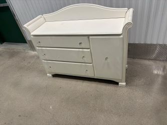 Baby changing dresser with crystal knobs.. good condition. 55” wide ,18 depth , 37” high $75