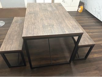 Dinning table in good condition