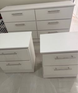 Dresser and 2 nightstands - Cómoda y 2 mesitas de noche